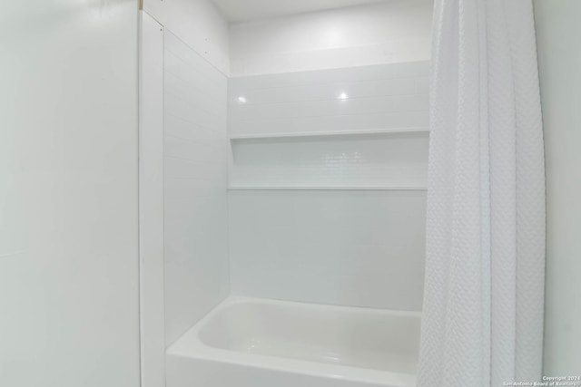 202 Cedar Hill Rd, Pipe Creek, TX 78063 - full bathroom featuring shower / bath combo