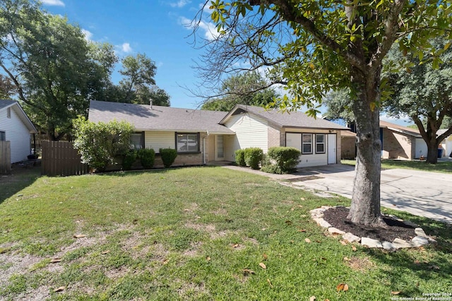 ranch-style home featuring a front lawn