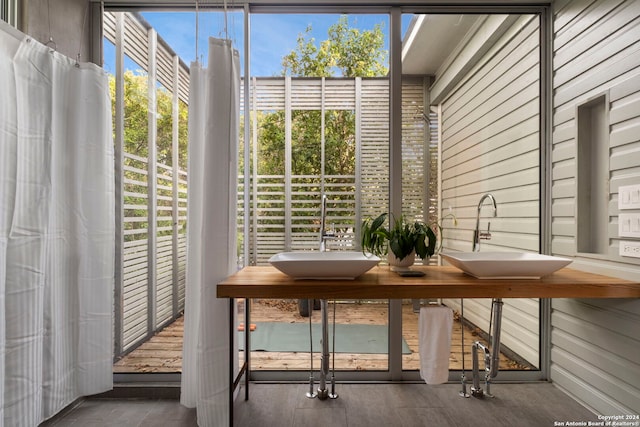 215 Beauregard, San Antonio, TX 78204 - sunroom with a sink