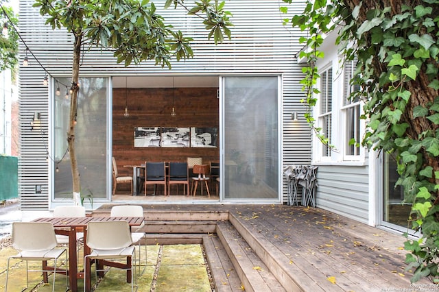 215 Beauregard, San Antonio, TX 78204 - wooden terrace with outdoor dining space