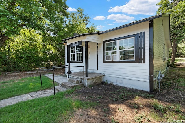 bungalow featuring crawl space