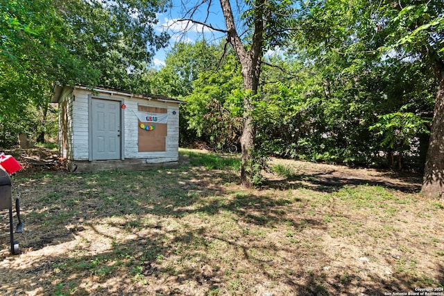 view of yard featuring an outbuilding and a shed