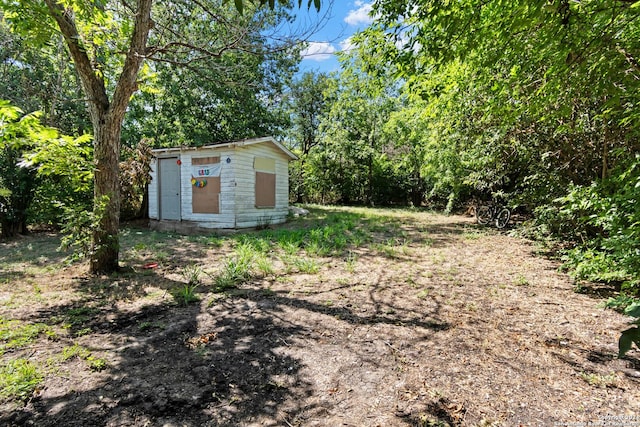 view of yard with a storage shed and an outdoor structure