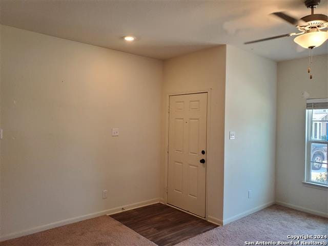 foyer entrance featuring ceiling fan