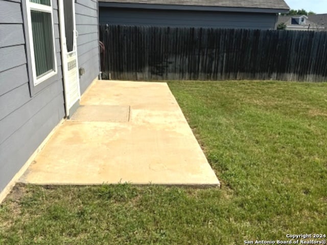 view of yard featuring a patio