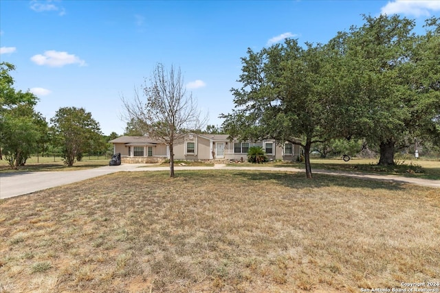 ranch-style house with a front yard