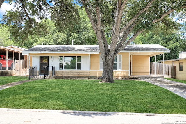 ranch-style house featuring a front lawn