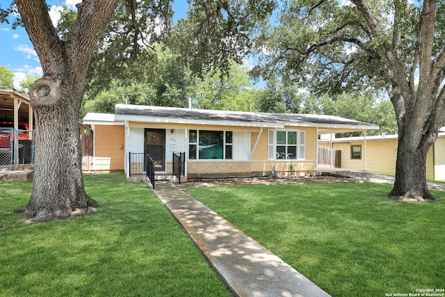 single story home with a front lawn