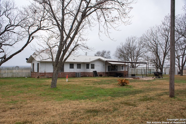 view of front of home featuring a front yard