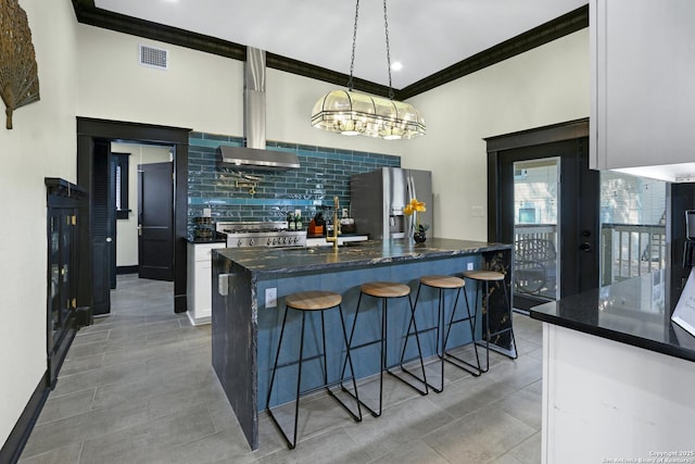 223 E Craig Pl, San Antonio, TX 78212 - kitchen featuring stainless steel fridge with ice dispenser, backsplash, white cabinetry, a kitchen bar, and range