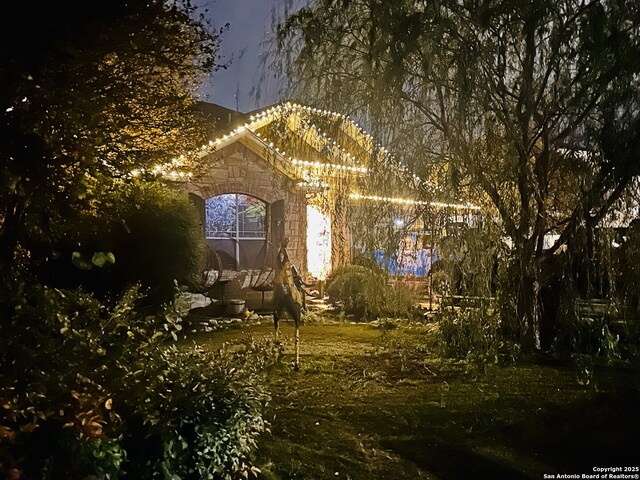 view of front of house with a front lawn