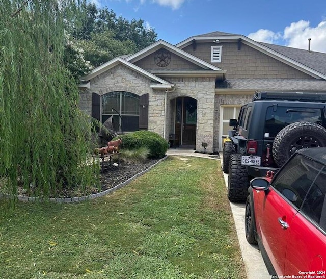 view of front facade featuring a front yard