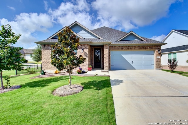 view of front of property featuring a front yard