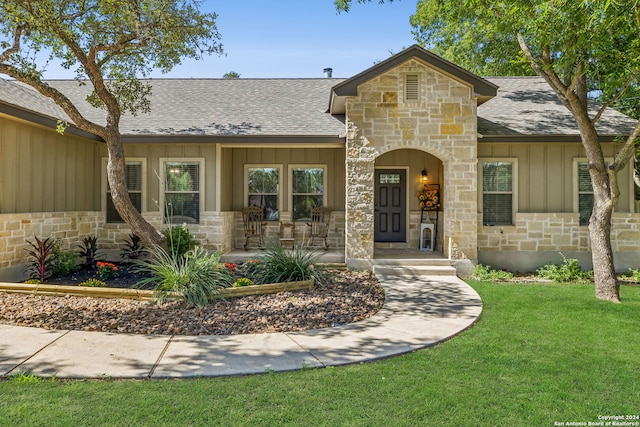 view of front of home featuring a front lawn