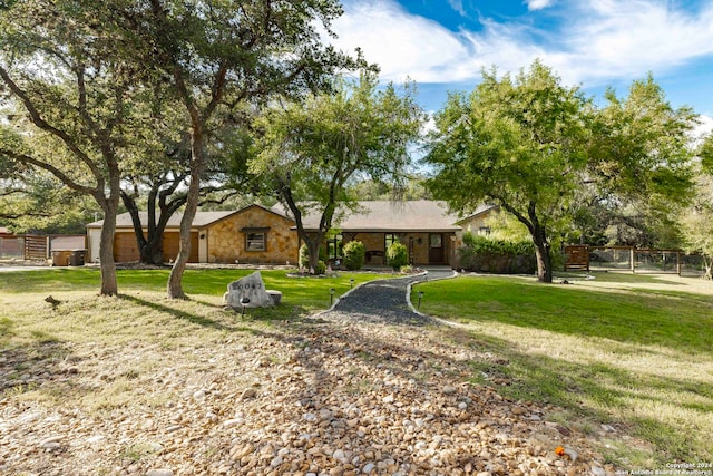 view of front of house featuring a front lawn