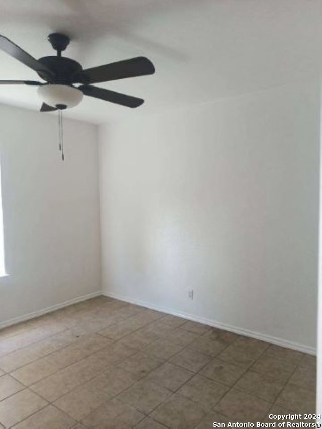 empty room featuring ceiling fan