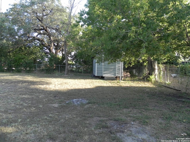 view of yard featuring a shed