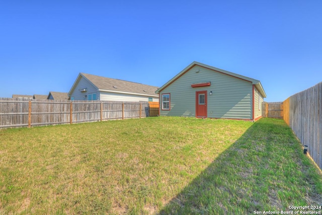 view of yard featuring a fenced backyard