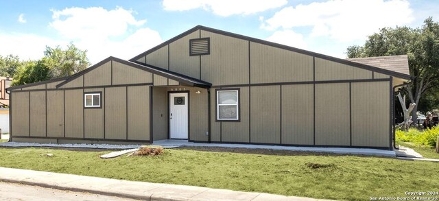 view of front facade featuring a carport and a front yard