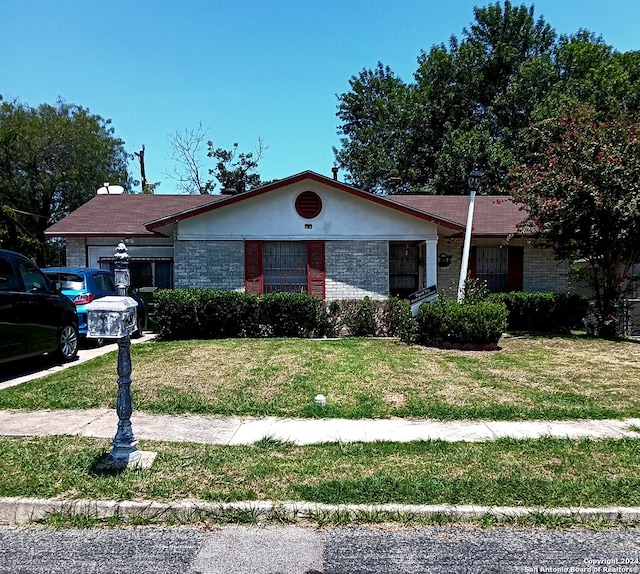 single story home with a front lawn