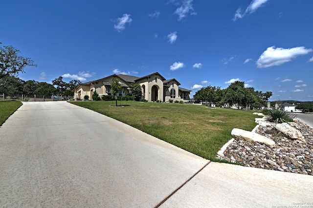 view of front facade featuring a front lawn