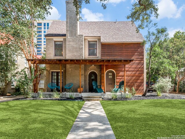 view of front of home with a front lawn