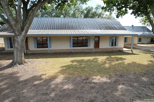 view of front facade featuring a front lawn