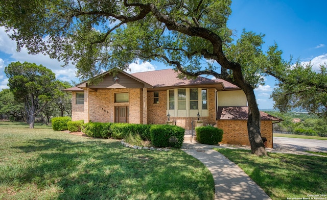 view of front of home featuring a front yard