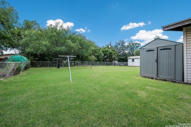 view of yard featuring a storage unit