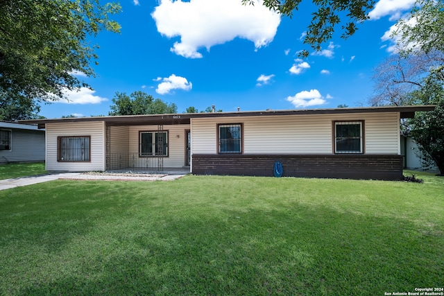 view of front of home featuring a front lawn