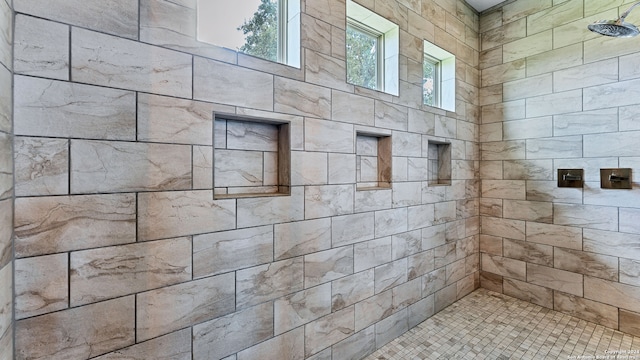 bathroom featuring a tile shower