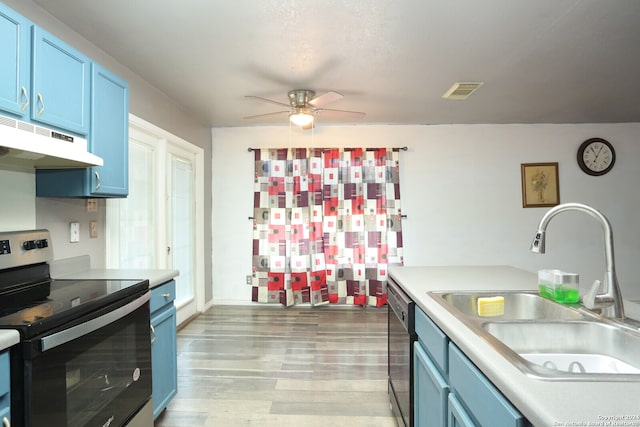 kitchen with blue cabinetry, electric stove, light wood-type flooring, ceiling fan, and sink