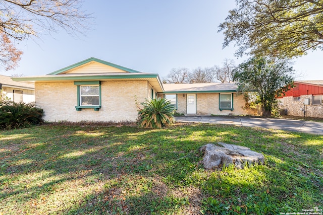 single story home with a front lawn