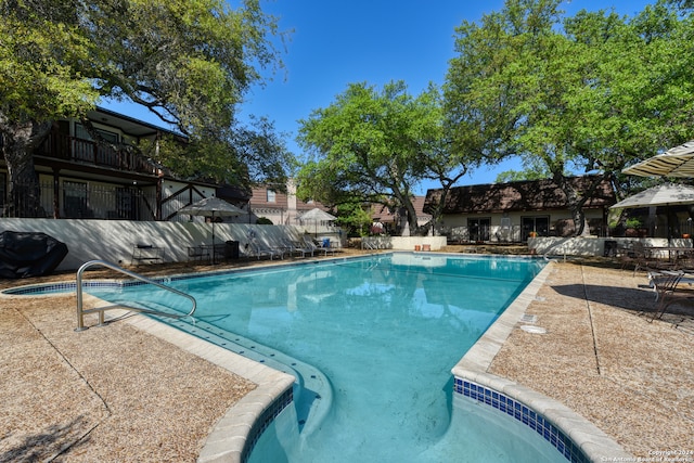 view of swimming pool