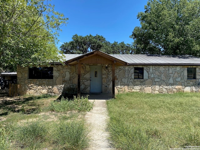 view of front of home featuring a front yard