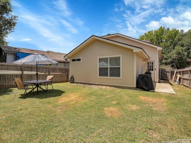 back of house featuring a yard