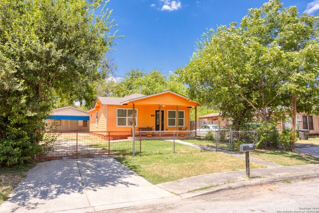 view of front of home featuring a front lawn