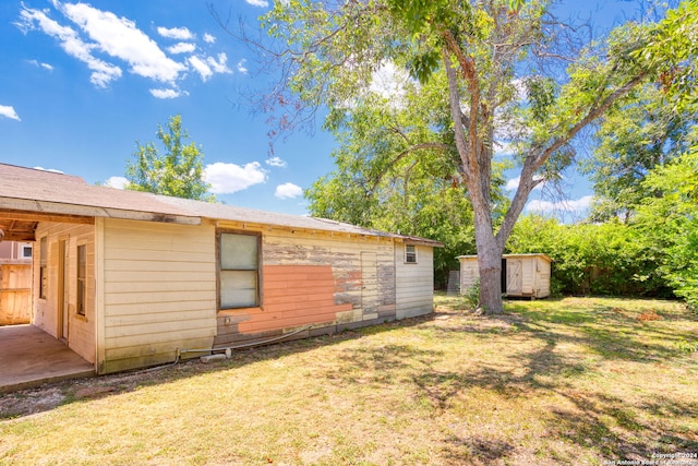 view of yard featuring a storage shed