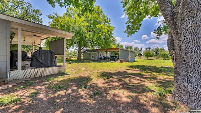 view of yard with an outbuilding