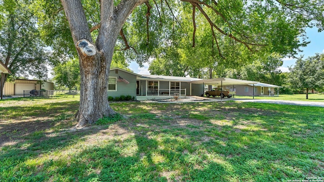 ranch-style home featuring a front lawn