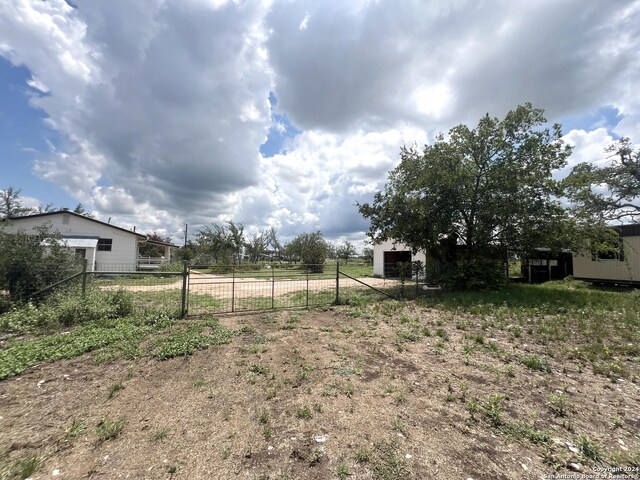 view of yard featuring a rural view