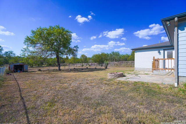 view of yard featuring a storage shed