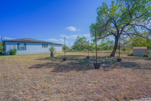 view of yard with a storage unit