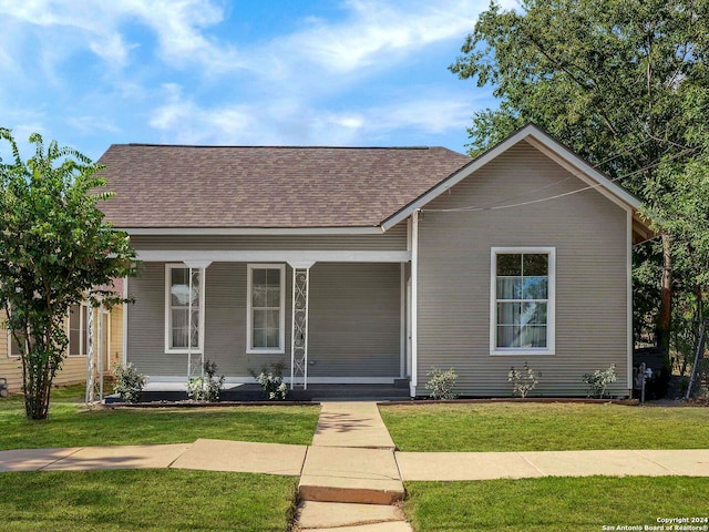 view of front of property with a front yard