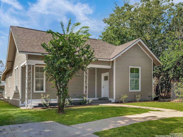 view of front of home featuring a front yard