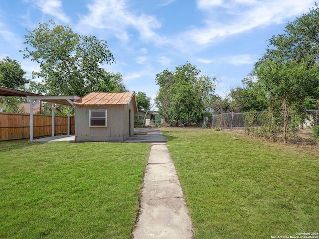 view of yard featuring an outdoor structure