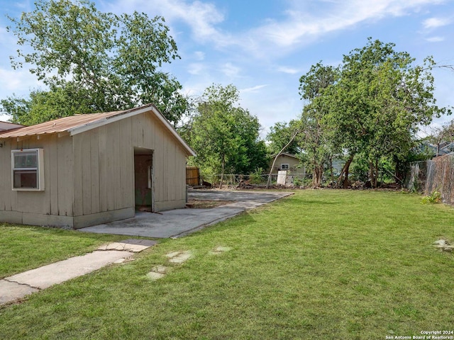 view of yard with an outdoor structure