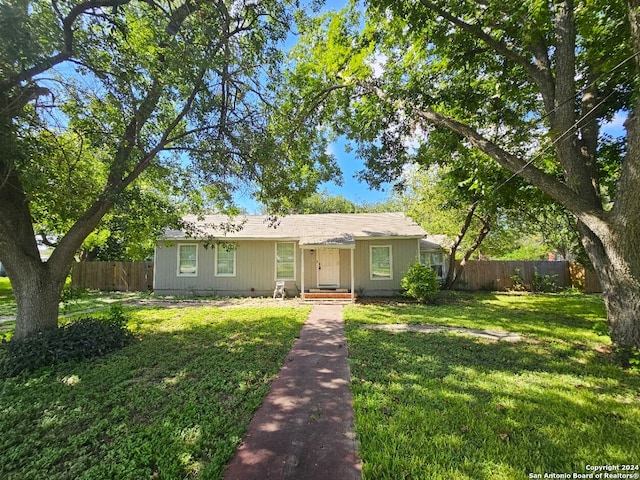 single story home with a front lawn