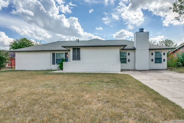 view of front of home featuring a front lawn