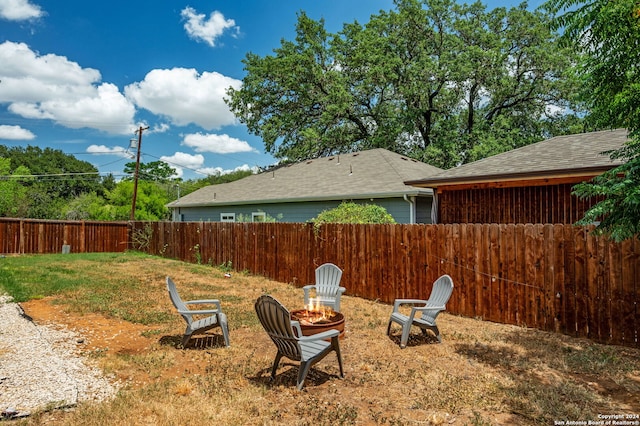 view of yard featuring an outdoor fire pit